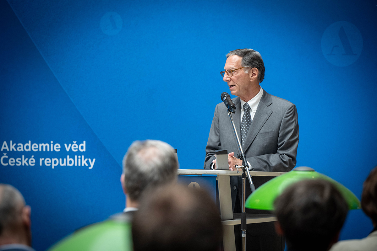 Picture of Professor Steven Mansbach giving address against blue background
